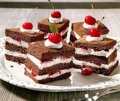 Schwarzwalder Wurfel Rezept Schwarzwalder Torte Lebensmittel Essen Schokoladen Biskuit