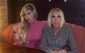 Laura bozzo se mostró más que conmocionada con la noticia del fallecimiento de la productora de la conductora de televisión, laura bozzo se mostró muy afectada por la muerte de su productora y. Novio De Laura Bozzo Es Captado Muy Metro Puerto Rico Facebook