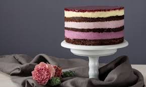 Layer Cake In Pink Rezept Sahnetorte Biskuittorte Yogurette Torte Mit Erdbeeren