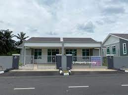 Berikut contoh gambar desain model atap rumah minimalis sederhana dan mewah terbaru sebagai inspirasi anda untuk memilih atap rumah yang sesuai dengan keinginan anda untuk mewujudkan. Rumah Berkembar Setingkat Di Kulim Kulim Semi Detached House 3 Bedrooms For Sale Iproperty Com My