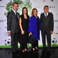 Evde bir ebeveyn yatak odası, iki çocuk odası ve bir misafir odası bulunuyor. Onlarin Gozunden Futbol Dunyasi Mag Ozgun Icerik Sunan Yuzde Yuz Turk Dergisi
