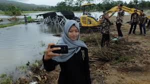 / 20 foto selfie seleb bangun tidur bukti cantiknya tak luntur / cewek berhijab cantik selfie . Lokasi Tsunami Selat Sunda Jadi Ajang Selfie Jadi Sorotan Internasional