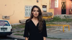Asıl mesleği mankenlik ve modellik olan dilan çiçek deniz oyunculuk yapmaya da başlamıştır. Dilan Cicek Deniz Biography Height Life Story Super Stars Bio