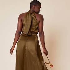 Wedding guest dresses are a lot more versatile that it may have occurred to you and we are going to prove it to you in this perfect wedding dress guide! 32 Romantic Dresses To Wear To A Wedding