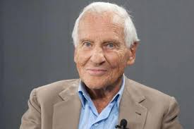 Pourtant, à une station, nos parents descendront du train, nous laissant seuls continuer le voyage… au fur et à mesure que le temps passe, d'autres personnes. Exclusif Jean D Ormesson Est Decede A L Age De 92 Ans Metropolitain