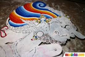 Proses mewarnai memang dirasa mengasyikkan karena anak dapat dengan bebas memadu padankan warna sehingga tercipta hasil yang menarik. Foto Nyantrik Nyungging Wayang Merdeka Com