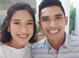 Liputan6.com, jakarta dian sastro mengunggah foto dirinya dan suaminya, indraguna sutowo. Dian Sastro Dan Indraguna Sutowo