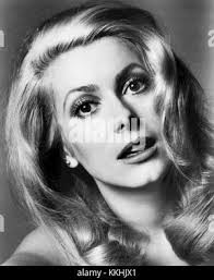 Catherine Deneuve, französische Schauspielerin und Star des britischen  psychologischen Horrors Repulsion, die heute Abend im Rialto Cinema  Premiere hat, posiert für Bilder in der Conduit Street, London, Donnerstag,  10.. Juni 1965. Catherine