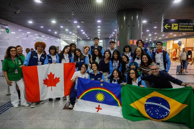 Priscila Krause acompanha embarque de 70 estudantes do Programa Ganhe o  Mundo para o Canadá - Blog do Elielson