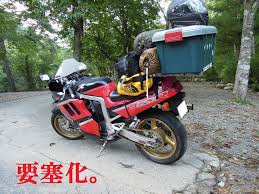 バイク積載のコツ紹介 ロープを駆使して荷台の幅以上に積む方法とは