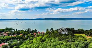 A mezőny hagyományosan az északi partról úszik a délire, révfülöpről indulva egy 5. Balaton Atuszas 2020 Iden A Tav Felet Is Lehet Teljesiteni