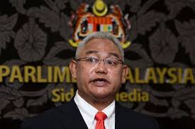 Menurutnya, 'kerajaan darurat' tidak semestinya dianggotai ahli politik sebaliknya jawatan dalam kerajaan itu boleh diisi individu berkelayakan dan. Siapa Hina Dewan Saya Atau Timbalan Speaker Noh Omar Prebiu Com