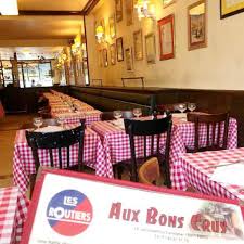 Tables at aux bons crus are dressed with gingham tablecloths. Restaurant Patrick Dewaere Ma Phototheque