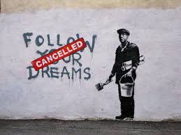 21 Obras Urbanas Y Grafitis De Banksy Y Su Significado En 2020 Banksy Artistas Callejeros Frases De Graffiti