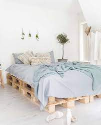 comment utiliser le bleu pour decorer la chambre my blog deco lit en palette meuble palette mobilier de salon