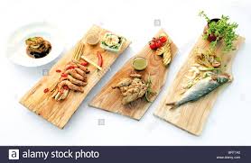 Was sind eigentlich typische deutsche gerichte? Kostliche Sommer Kuche Leichte Gesunde Frische Gerichte Auf Gartentisch Fische Garnelen Huhn Stockfotografie Alamy