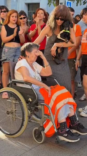 Madrid’de on binler sokakta! , 87 yaşındaki Mari Carmen’in 71 yıldır  yaşadığı evi, barınma hakkının gaspı ile elinden alınmak isteniyor. Konut  ve barınma krizi dünyanın her yerinde günden güne ...