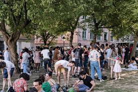 Et les rues de toulouse devraient une nouvelle fois accueillir des dizaines de milliers de toulousains, des groupes programmés mais aussi, au gré des déambulations, des musiciens et groupes. Fete De La Musique 2020 Des Foules A Paris Ou Lyon Les Images De La Fete