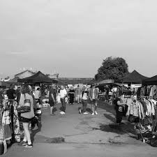 (197) it has over 400 vendors on about 700 spaces on 20 acres. Market Dates