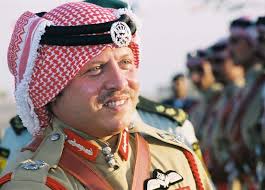 عقب وفاة والده في عام 1999 تولي الحكم في الأردن حتى الآن لاسيما والعائلة الهاشمية جدير بالذكر ان الملك عبدالله هو ابن الملك حسين من زوجته البريطانية الأصل السيدة منى وكان من المفترض ان يكون ولي العهد هو حسن. Ø§Ù„Ø£Ø²ÙŠØ§Ø¡ Ø§Ù„Ù…Ù„ÙƒÙŠØ© Ø§Ù„ØªØ±Ø§Ø« Ø§Ù„Ù…Ù„ÙƒÙŠ Ø§Ù„Ø£Ø±Ø¯Ù†ÙŠ