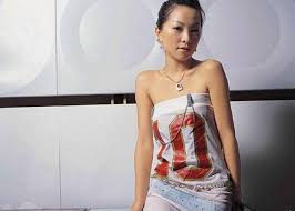 Dj 出身的周國豐，2020年起出任港台助理廣播處長，掌管電台部，不屬近期連番被整頓的電視部，但李百全自 3 月上任後，引入新編輯管理機制，組成 9 人編輯委員會，在節目播出前進行檢視，周國豐是成員之一，有份操控節目生死。 ä¹…é•äº† 44æ­²åˆ©å˜‰å…'å®£å¸ƒæ‡·å­• æ¯æ—¥é ­æ¢