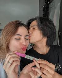 happy anniversary 1 year wedding day my wife ❤️‍🔥 , pertama tama  pernikahan kita aku minta maaf ya sayang gk bisangajak kamu honeymoon  karena aku kerja , dan makasih bnyak sayang kmu