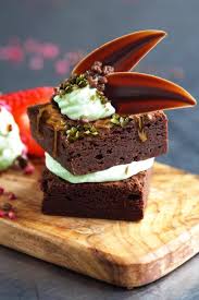 Un Brownie Gourmand Sauce Caramel Beurre Sale Et Chantilly Recette Sauce Caramel Alimentation Sauce Caramel Beurre Sale