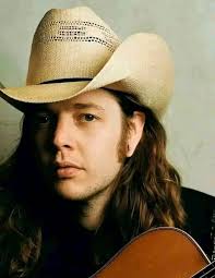 Musician announces mother's passing before show