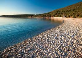 Vandrestien passerer gennem skråningerne af klipperne over stranden, fra disse punkter kan du nyde en storslået udsigt over adriaterhavet. Strande Zum Entdecken Camping Slatina Camping Cres Losinj
