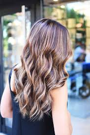 Tra le chiome castane più amate (e invidiate) troviamo senza dubbio quella di . Hai I Capelli Scuri 5 Modi Per Provare L Effetto Sfumato Del Balayage Atelier Balayage