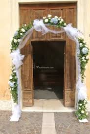 Este dato es para una decoración muy sencilla y básica. 13 Ideas De Puertas Iglesias En 2021 Arreglos Para Boda Cosas De Boda Boda Iglesia Decoracion