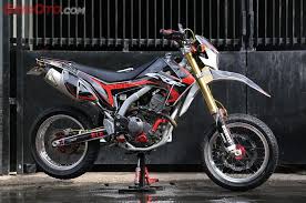Kalau modif motor trail ke gaya supermoto perlu ubahan gearset agar tetap nyaman di pakai di jalan raya. Spesial Buat Touring Nih Honda Crf250l Pilih Jadi Supermoto Gridoto Com