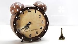 Vamos a forrar la tapa de cartón siguiendo la técnica de la cartapesta, para lo que cortamos el papel de periódico en pequeños trozos y utilizando las manos, para que queden de. Diy Reloj Retro De Carton Cartonaje Manualidades De Carton Brotes De Creatividad Youtube