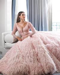 Miss univers (miss universe) est un concours international de beauté féminine réservé aux jeunes femmes âgées de 18 à 28 ans. Miss Universe 2016 Iris Mittenaere At The Prestigious Cannes Film Festival Pecinta Kontes Kecantikan