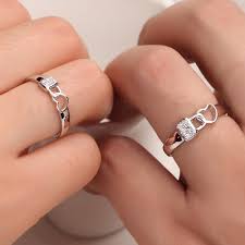 Indonesia mengaplikasikannya secara berbeda dengan memakaikan cincin di jari manis tangan kanan, bukan tangan kiri, karena. 27 Gambar Cincin Kawin Di Tangan Cari Gambar Keren Hd