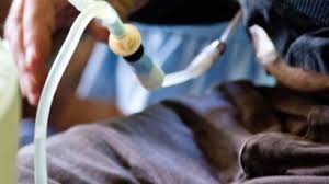 Reste souple sur tes genoux ou t'auras mal aux reins. Mal Aux Reins Quand Faut Il Consulter Femme Actuelle Le Mag