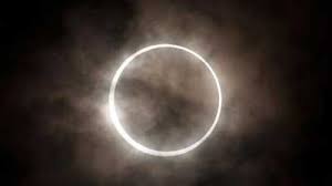 Gerhana bulan hibrida adalah peralihan (transisi) dari gerhana matahari total ke gerhana matahari cincin, sehingga mengakibatkan di satu titik gerhana ini akan muncul sebagai gerhana matahari total. Gerhana Matahari Proses Macam Ciri Dampak Dan Penyebab