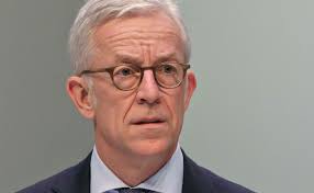 In essen will die deutsche bank in diesem jahr pro monat ein soziales projekt unterstützen. Deutsche Bank Uberfuhrt Sieben Filialen In Neues Standortformat