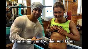 Charlotte flair works out with fitness model sophia thiel. Beintraining Mit Sophia Thiel Und Ercan Youtube
