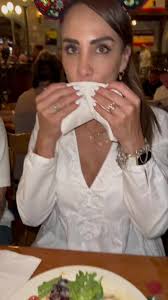 Aquí verificando que las margaritas de Disney son pagadoras #margaritas  #alcoholicas #felicidad #asipaso