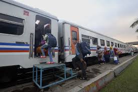 Pastikan syarikat anda bekerja mempunyai laman web rasmi serta pastikan uruskan tunggakan ptptn anda. Nasional Bukan Untuk Mudik Ini Syarat Naik Kereta Api Luar Biasa Kai