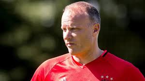 Steve Kay] EXCLUSIVE: Mikel Arteta offers Dennis Bergkamp Arsenal academy  role : r/Gunners