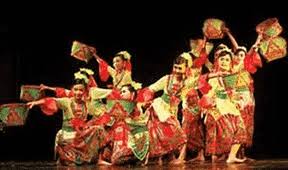 Beberapa jenis tari tradisional yang menggunakan pola lantai adalah tari saman dari aceh dan tari pendet dari bali. Tarian Daerah 34 Provinsi Beserta Gambar Dan Asal Daerahnya