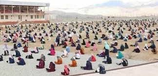 Nonostante ci siano stati dei miglioramenti, c'è ancora una significativa resistenza all'educazione. Le Giovani Afghane Sostengono Il Test Per L Universita In Spiaggia L Immagine Diventa Simbolo Di Riscatto