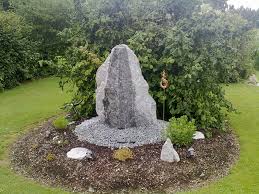 Ein japanischer garten ist ein ort der ruhe und meditation. Quellsteine Findlinge