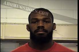 Jon Jones é preso nos EUA por violação da condicional