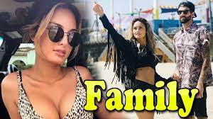 Julia Rose Family Photos With Boyfriend Stephen Mchugh 2019 Family Photos Rose Family Julia