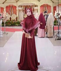 Kebaya brokat bentuk peplum warna rose dengan pita melingkar yang berpadu rok batik maroon hitam dan hijab square. Inspirasi Kombinasi Warna Merah Maroon Untuk Style Kondangan Hijab