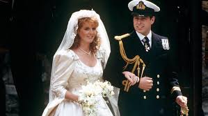 Prinz andrew 2001 mit ghislaine maxwell (r.) in der villa von epstein. Sarah Ferguson Psychische Probleme Wegen Standiger Vergleiche Mit Lady Diana