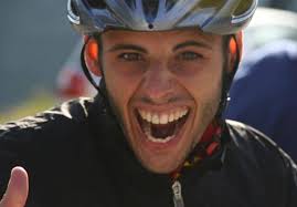 15 jaar geleden hebben wij afscheid genomen van Bas Mulder. Bas inspireerde  ons door de manier waarop hij met zijn ziekte omging en hoe hij in het  leven stond. Ter nagedachtenis aan